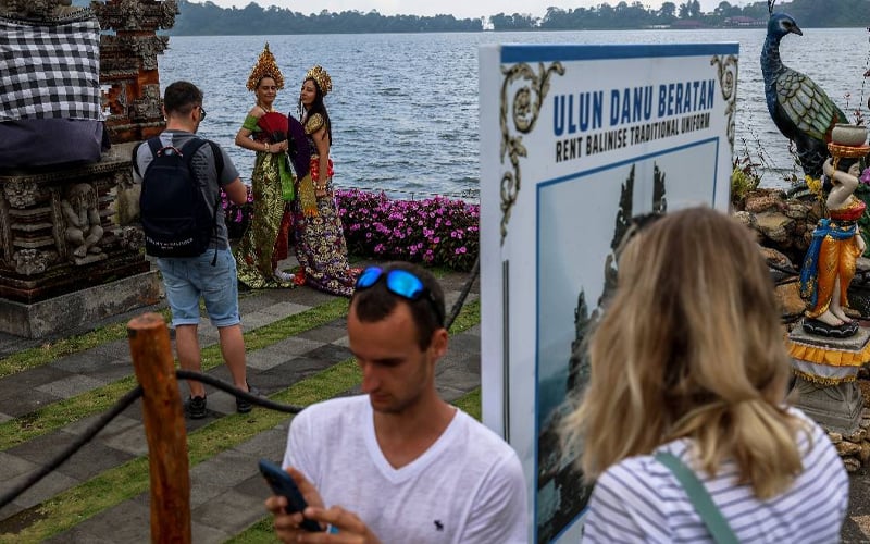 faf30098-pelancong-di-indonesia-reuters-pic-180623