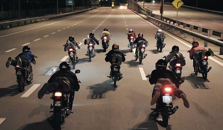 REMAJA LELAKI DITAHAN AKIBAT BUAT AKSI ‘FLY’ DI JALANRAYA