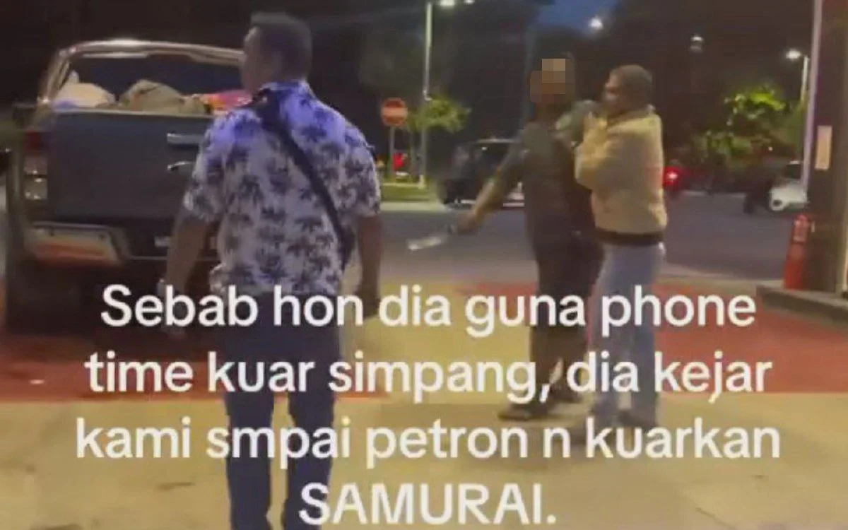 BERTENGKAR GUNA SENJATA TAJAM