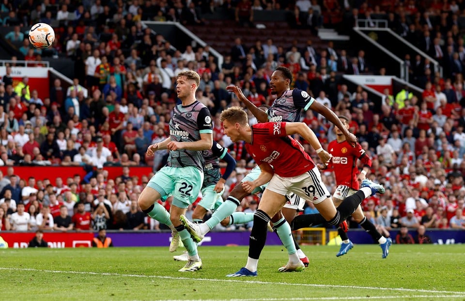 GOL LEWAT MCTOMINAY TITIK KEBANGKITAN UNITED