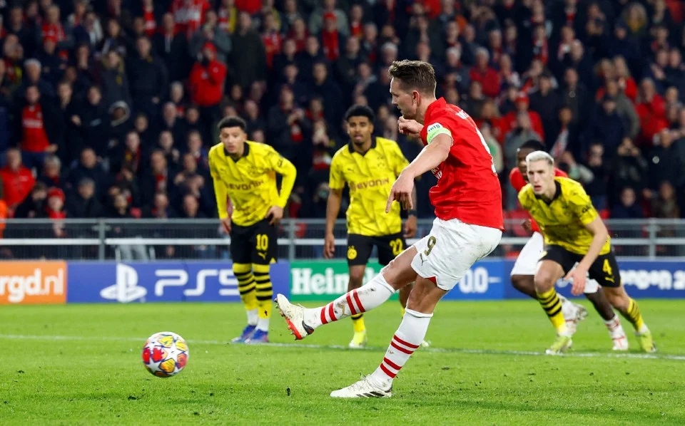 PENALTI DE JONG BANTU PSV IKAT DORTMUND