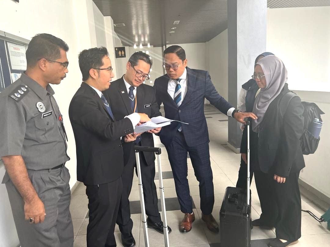 PENIAGA DIDENDA RM45,000, KOS PENDAKWAAN RM5,000 PALSUKAN DOKUMEN, PINDAH SAHAM SYARIKAT