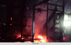 SEBUAH RUMAH TERBAKAR DI KAMPUNG PERINGAT