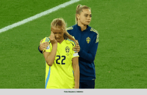 SMILLA HOLMBERG GAGAL PENALTI, ZLATAN IBRAHIMOVIC TAMPIL BERI SOKONGAN