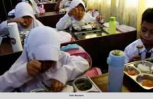 400 MURID KERACUNAN MAKANAN SELEPAS JAMAH PROGRAM MAKANAN PERCUMA INDONESIA