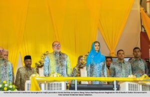 SULTAN KELANTAN BERKENAN BERANGKAT KE MAJLIS PERARAKAN KERETA BERHIAS