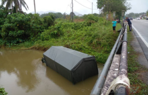 LORI TERJUNAM KE SUNGAI SENDUK ELAK DUA MOTOSIKAL