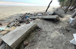 STRUKTUR KONKRIT DI PANTAI KEMASIN RUNTUH DIBADAI OMBAK