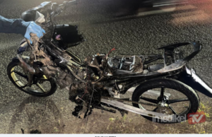 REMAJA MAUT MOTOSIKAL BERTEMBUNG