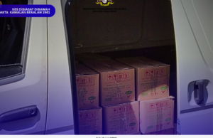 RUMAH DIJADIKAN TRANSIT PENYELUDUPAN MINYAK MASAK BERSUBSIDI, TIGA DICEKUP