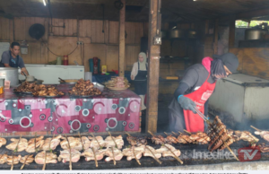 AROMA AYAM PERCIK KAK JAH PIKAT PELANGGAN, JUALAN RAMADAN LONJAK ENAM KALI GANDA
