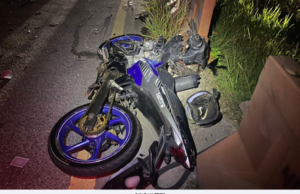 PENUNGGANG MOTOSIKAL MAUT BERTEMBUNG KERETA