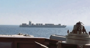 KAPAL PEMUSNAH AS BEDIL KAPAL KARGO IRAN CUBA ELAK SEKATAN