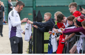 KEKALKAN CARRICK BIMBING MAN UNITED – DIALLO