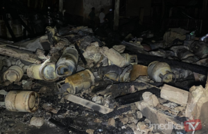 LAPAN BUAH RUMAH TERBAKAR, TONG GAS MELETUP