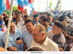 “ANWAR KIRIM SALAM KEPADA PENGUSAHA BATIK DI KELANTAN”