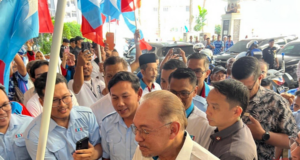 “ANWAR KIRIM SALAM KEPADA PENGUSAHA BATIK DI KELANTAN”