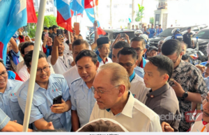 “ANWAR KIRIM SALAM KEPADA PENGUSAHA BATIK DI KELANTAN”