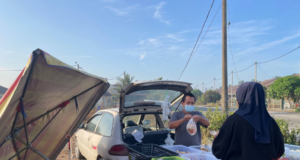 GERAI KUIH JADI TUMPUAN PENDUDUK, ANGGOTA BOMBA