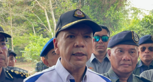 ANGGOTA POLIS DITEMPATKAN DI STESEN MINYAK