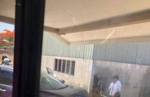 PEMANDU TERTEKAN PEDAL MINYAK REMPUH PELAJAR TINGKATAN SATU DI HADAPAN SURAU SEKOLAH