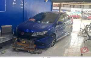 KERETA DIPANDU WANITA REMPUH PREMIS DOBI
