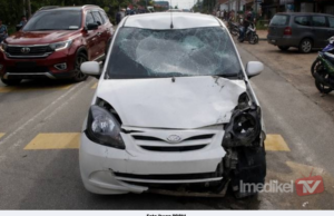 WANITA MAUT MOTOSIKAL BERTEMBUNG KERETA