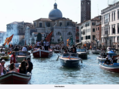 GONDOLA IRINGI PESTA VENEZIA