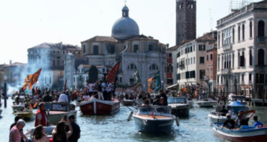 GONDOLA IRINGI PESTA VENEZIA