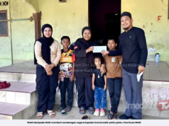 5 BERADIK YATIM PIATU TERIMA BANTUAN ZAKAT MAIK