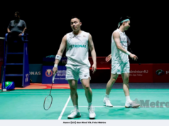 AARON-WOOI YIK KEKAL TENANG BURU GELARAN