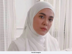 TAMPIL TANPA HIJAB, JULIA FARHANA CURI PERHATIAN