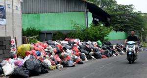 KRISIS SAMPAH ‘HANTUI’ BALI