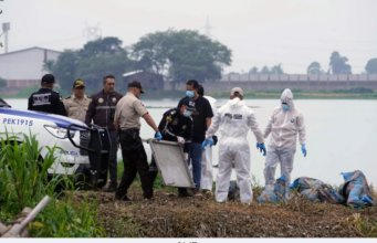 LAPAN MAYAT DISUMBAT DALAM GUNI DITEMUKAN DI TEPI JALAN ECUADOR