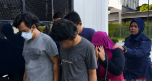 TIGA PENGANGGUR DIDAKWA SAMUN BERKUMPULAN BARANG KEMAS ENAM WARGA EMAS