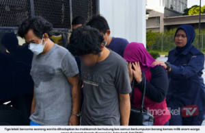 TIGA PENGANGGUR DIDAKWA SAMUN BERKUMPULAN BARANG KEMAS ENAM WARGA EMAS