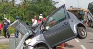 PEMANDU MYVI TERSEPIT SELEPAS TERBABAS REMPUH PENGHADANG JALAN