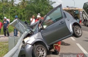 PEMANDU MYVI TERSEPIT SELEPAS TERBABAS REMPUH PENGHADANG JALAN