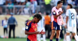 YAMAL TADAH TANGAN TANDA SYUKUR KETIKA PEMAIN ARGENTINA NAIK ANGIN