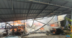 DUA RUMAH BERKEMBAR MUSNAH DALAM KEBAKARAN, EMPAT KENDERAAN TURUT TERBAKAR