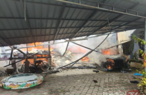DUA RUMAH BERKEMBAR MUSNAH DALAM KEBAKARAN, EMPAT KENDERAAN TURUT TERBAKAR