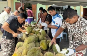 250 KAKITANGAN PENJARA PENOR NIKMATI SATU TAN DURIAN