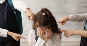‘SETIAP PAGI ANAK MENANGIS NAK KE SEKOLAH’ – TIGA IBU KONGSI LUKA BERBEZA AKIBAT BULI