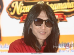SEMANGAT PEMINAT SUNTIK KEKUATAN ZAMANI BERDIRI SEPANJANG KONSERT