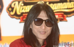 SEMANGAT PEMINAT SUNTIK KEKUATAN ZAMANI BERDIRI SEPANJANG KONSERT