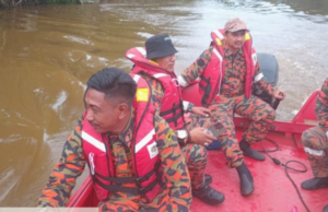 BOMBA BANTU CARI WANITA WARGA EMAS HILANG DISYAKI TERJATUH SUNGAI