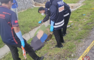 MAYAT LELAKI DITEMUKAN MENIARAP DI TEPI JALAN