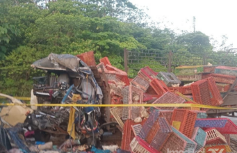 TIGA MAUT LORI MUATAN AYAM REMPUH TRELER DIPARKIR