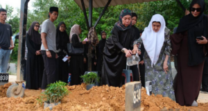 JENAZAH RAJA AZREEN SELAMAT DIKEBUMIKAN