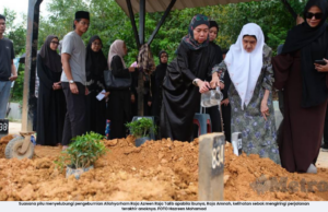 JENAZAH RAJA AZREEN SELAMAT DIKEBUMIKAN